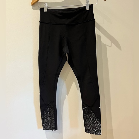 Lululemon reflective scalloped leggings, size 4 - Picture 1 of 9
